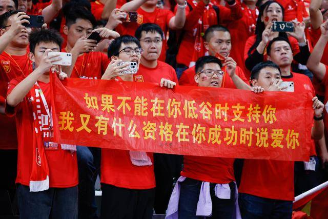 爷爷是抗日名将，他是国足名宿，退役后当教练，已住进云南40多年